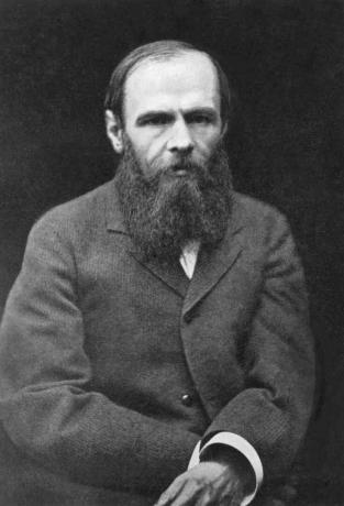 Schwarzweißfoto von Dostojewski, bärtig und im Mantel