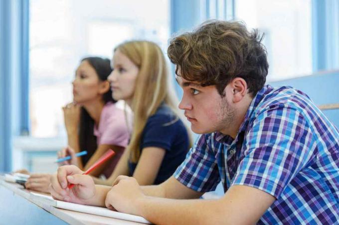 3 estudiantes atentos en un aula