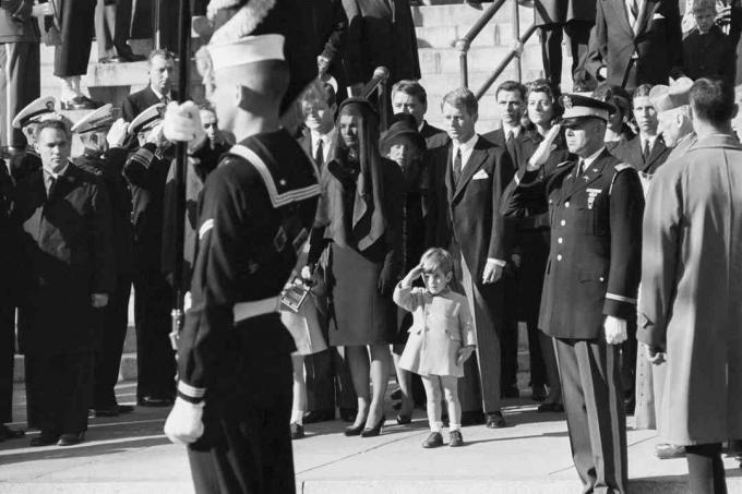 John F. Kennedy Jr. begrüßt seinen Vater bei der Beerdigung