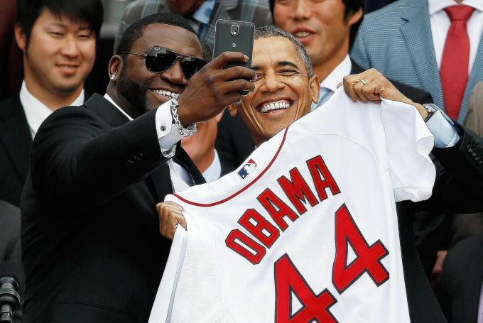 Präsident Obama und David Ortiz von den Boston Red Sox machen gemeinsam ein Selfie bei der Zeremonie im Weißen Haus zu Ehren der World Series Champions 2013. Erfahren Sie, wie die symbolische Interaktionstheorie die Popularität des Selfies erklärt.
