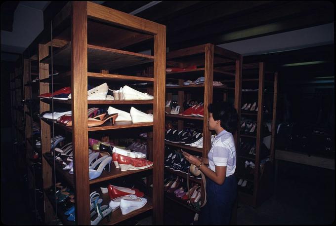 Schuhe von Imelda Marcos: Ein Inventar von Schuhen der ehemaligen First Lady der Philippinen, Imelda Marcos, befindet sich 1986 in einem Keller unter ihrem Schlafzimmer im Malacanang Palace in Manila.
