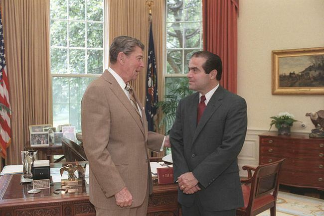 Präsident Ronald Reagan im Gespräch mit Antonin Scalia, dem für den Obersten Gerichtshof nominierten Richter, im Oval Office, 1986.