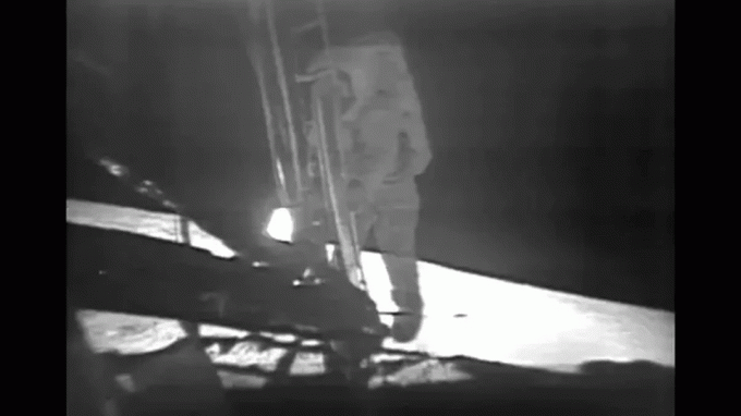 Neil Armstrong betritt den Mond.