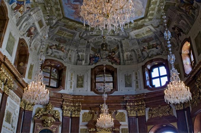 Verziertes Interieur, darunter 4 Kronleuchter, des Marmorsaals im Oberen Belvedere, Wien, Österreich