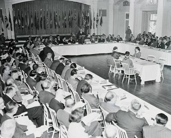 Bretton-Woods-Konferenz: Die Vereinten Nationen treffen sich im Mount Washington Hotel, um Programme für wirtschaftliche Zusammenarbeit und Fortschritt zu erörtern.
