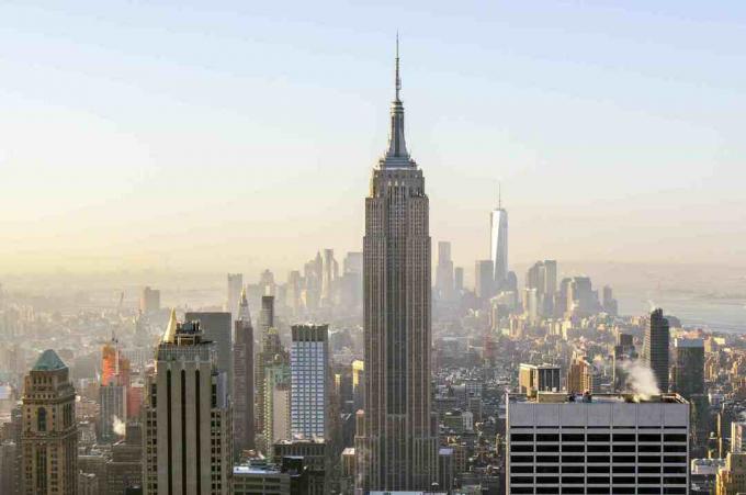 Blick auf einen Wolkenkratzer in der Stadt, einen großen Wolkenkratzer in der Mitte und einen silbernen Wolkenkratzer im Hintergrund mit Blick auf Lower Manhattan