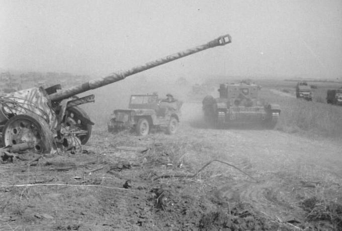 Der britische Panzer rückte an einer zerstörten deutschen Feldkanone vorbei.