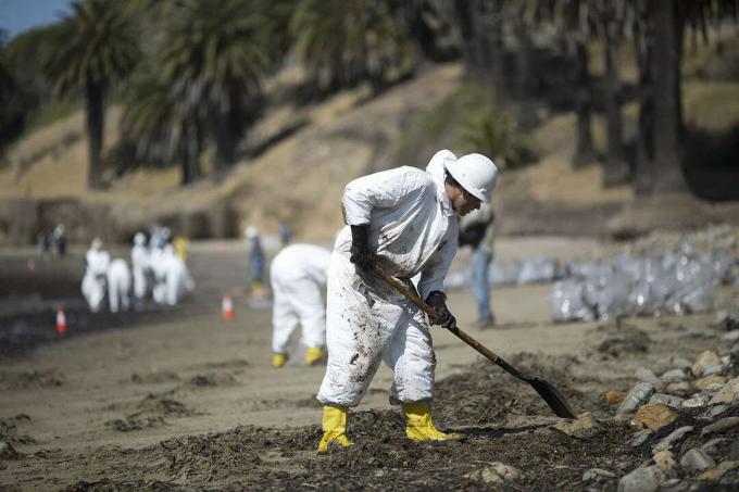 Eine gerissene Pipeline verschüttet Öl entlang der Küste von Santa Barbara