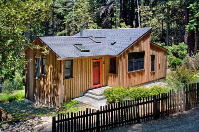 Vorderseite des Mendocino County Wooden Cottage Entworfen von der kalifornischen Architektin Cathy Schwabe