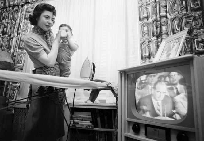 Foto der Frau, die Senator Joseph McCarthy im Fernsehen beobachtet