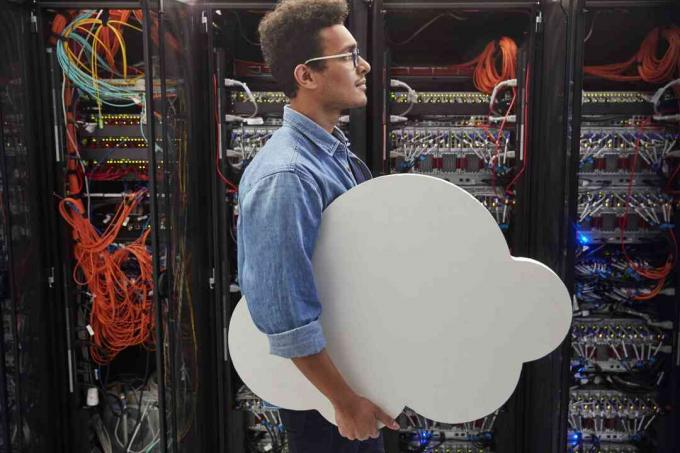 Männlicher IT-Techniker mit Cloud im Serverraum, Cloud Computing