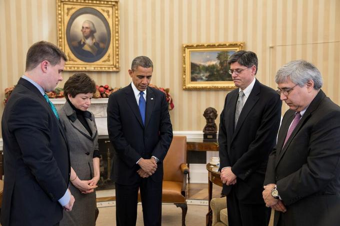 Präsident Barack Obama macht während eines Treffens eine Pause, um einen Moment der Stille für Sandy Hook-Opfer zu beobachten