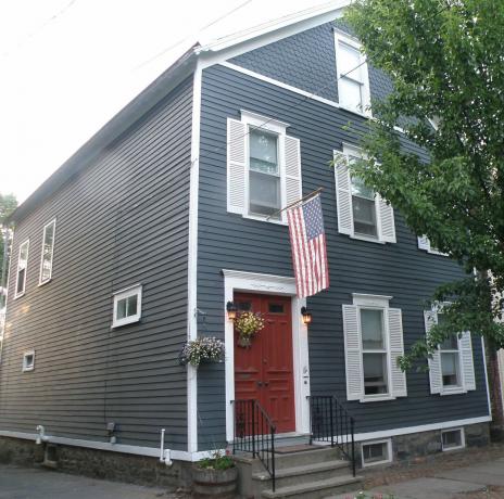 Graues und weißes Haus in der Stockade, Schenectady, NY