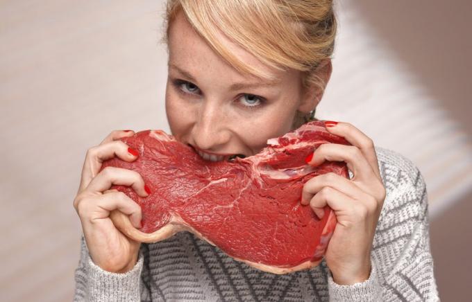 Ein Weg der Anthrax-Infektion besteht darin, unzureichend gekochtes Fleisch von einem infizierten Tier zu essen.