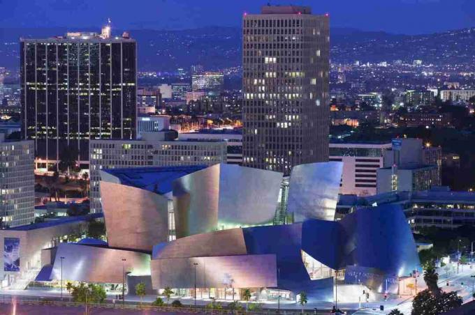 Gehrys Disney-Konzerthalle aus Metall vor traditionellen Bürogebäuden in Los Angeles
