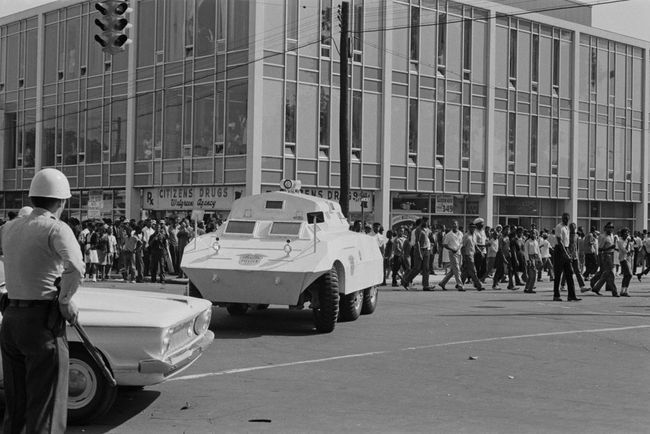 Schwarze Amerikaner marschieren zu Beginn der Birmingham-Kampagne im Mai 1963 an der Ecke 16th Street und 5th Avenue in Birmingham, Alabama.