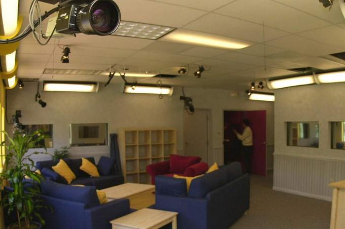 Eine von achtundzwanzig Kameras ist für die neue Reality-Show 'Big Brother' eingerichtet, die am 5. Juli 2000 auf CBS debütiert. In 'Big Brother' sind zehn Fremde zu sehen, die völlig von der Außenwelt abgeschnitten sind und in einem abgelegenen Haus nebeneinander existieren.