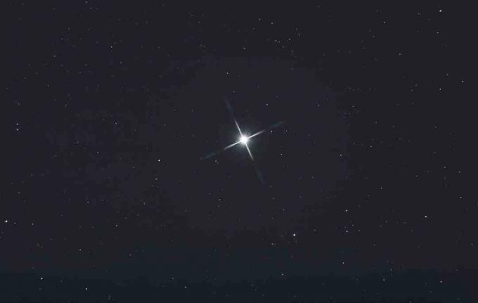Vega ist der hellste Stern des Sternbildes Lyra.