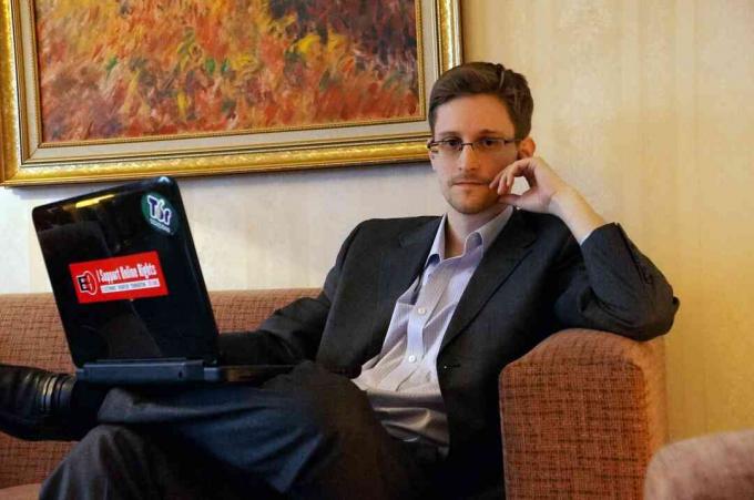 Edward Snowden posiert für ein Foto während eines Interviews an einem unbekannten Ort im Dezember 2013 in Moskau, Russland.