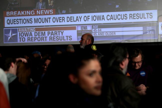 Anhänger des demokratischen Präsidentschaftskandidaten Sen. Bernie Sanders (I-VT) wartet auf die Ergebnisse seiner Caucus Night Watch Party am 3. Februar 2020 in Des Moines, Iowa.