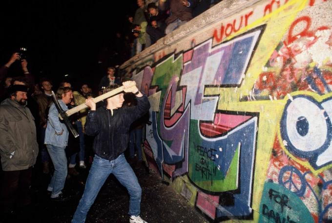 In der Nacht des 9. November 1989 greift ein Mann die Berliner Mauer mit einer Spitzhacke an