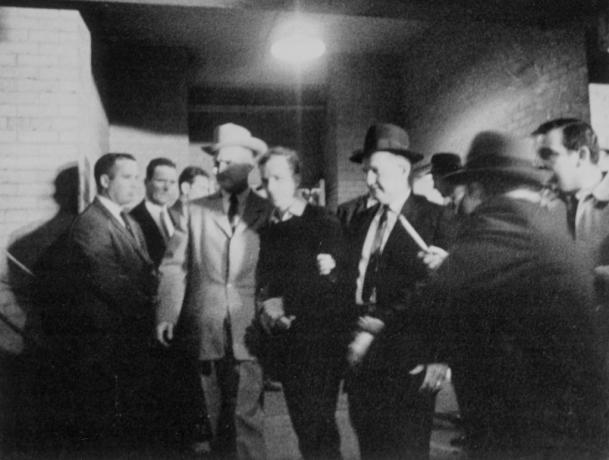 Jack Ruby manövriert die Strafverfolgung, um Lee Harvey Oswald zu erschießen