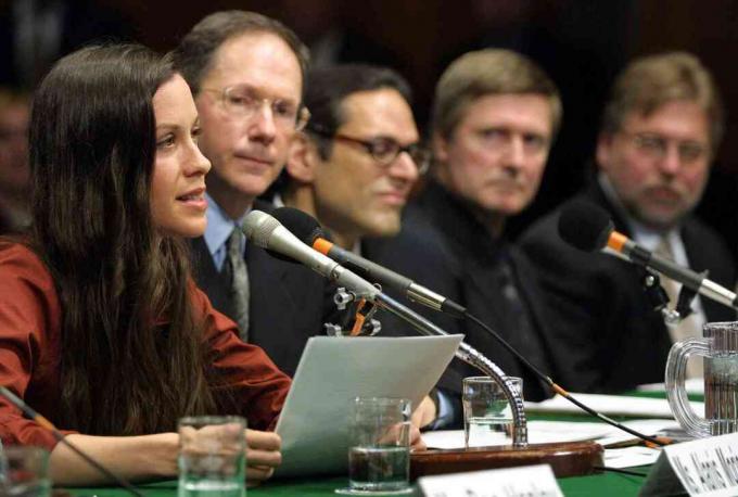 Foto von Sänger Alanis Morissette, der vor einem US-Senatsausschuss aussagt.