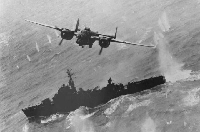 B-25 Mitchell fliegt über ein japanisches Kriegsschiff.