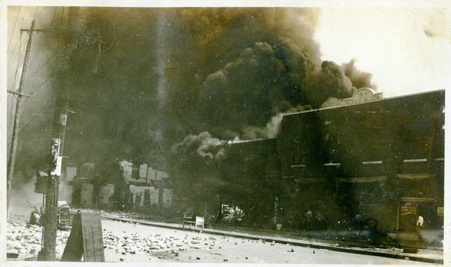 Beschädigtes Eigentum und Rauch aus Gebäuden nach dem Massaker von Tulsa Race, Tulsa, Oklahoma, Juni 1921.
