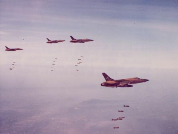 Vier F-105 in grüner und brauner Tarnbombe Nordvietnam.