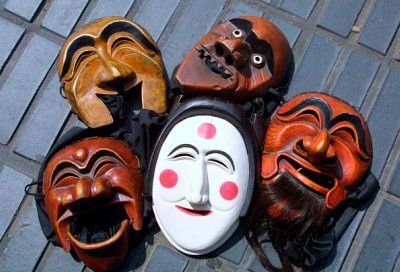Ein Haufen traditioneller koreanischer Hahoe-Masken, die für Feste und Rituale verwendet werden.