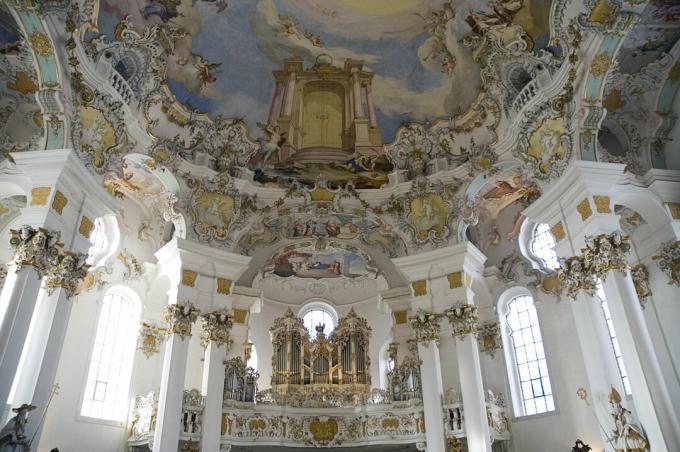 Deutschland, Bayern, Wieskirche Innenansicht der Kirchenorgel und der Fresken an der Decke mit Darstellung der Himmelstür / des Paradieses