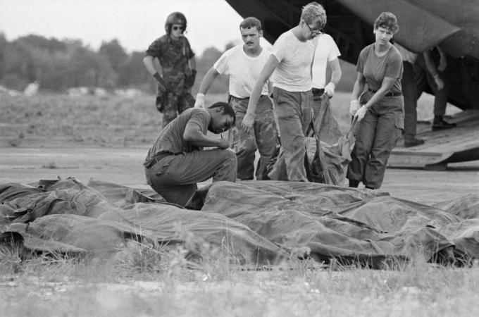 Menschen, die Leichen des Selbstmordes in Jonestown entfernen