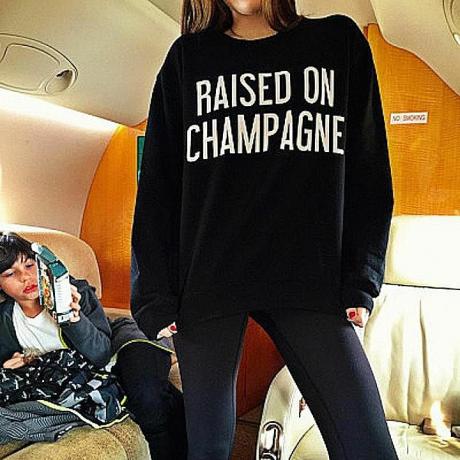Ein auf Rich Kids von Instagram veröffentlichtes Foto zeigt ein Mädchen, das ein Sweatshirt mit der Aufschrift "Raised on" trägt Champagner. "Die symbolische Interaktionstheorie hilft uns zu verstehen, wie dieses Shirt und das Foto davon Bedeutung erzeugen in der Gesellschaft.