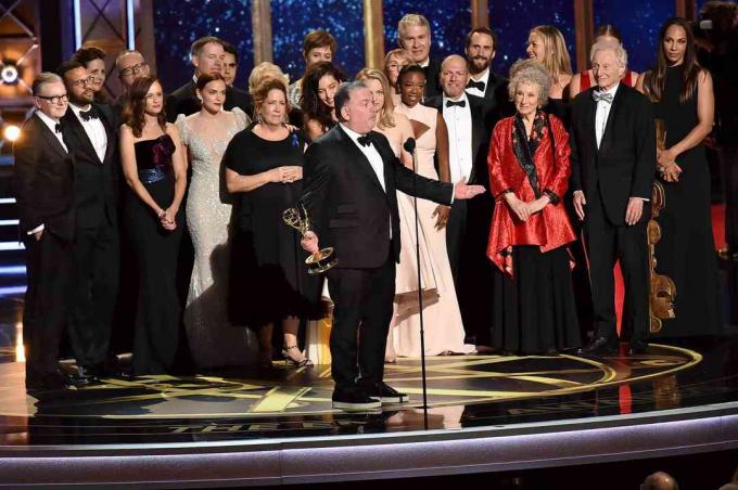 Die Besetzung von 'The Handmaid's Tale' auf der Bühne der Golden Globes