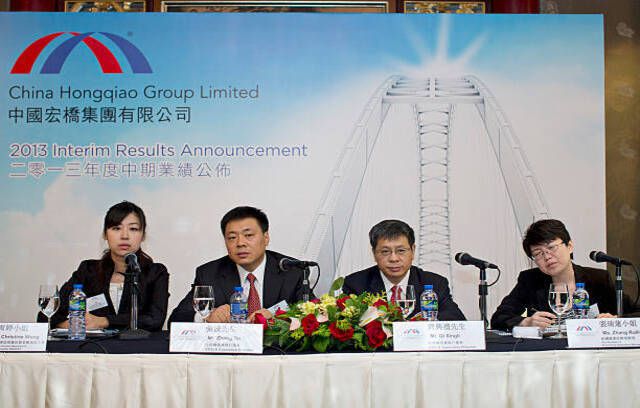 Führungskräfte der China Hongqiao Group, Ltd. Teilnahme an der Gewinn-Pressekonferenz des Unternehmens in Hongkong, China