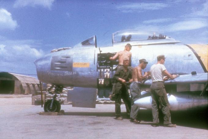 Panzerungen neben einem F-86-Säbel mit entfernter Seitenwand.