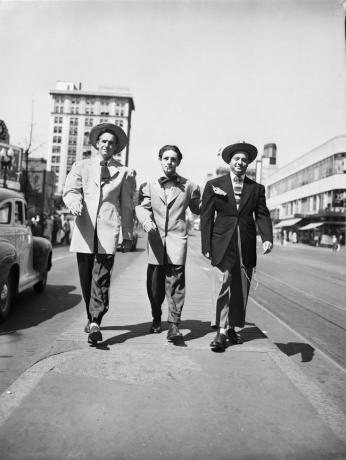 Foto von drei Männern, die Variationen des Zoot-Anzugs tragen.