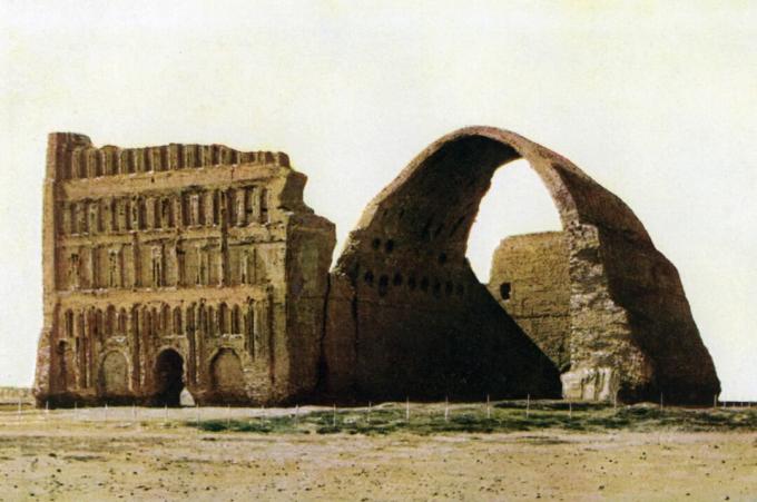 Dieser große Bogen war das größte einspanige Gewölbe aus unverstärktem Mauerwerk der Welt und der Hauptportikus des Audienzsaals des persischen Kaiserpalastes