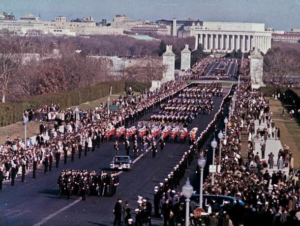 Trauerzug von Präsident John F. Kennedy überquert die Memorial Bridge