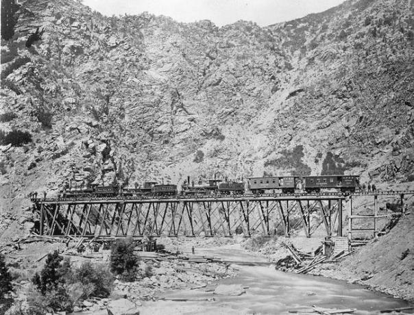 Blick auf den Bau des Abschnitts Union Pacific der Transcontinental Railroad über die Devil's Gate Bridge, Utah, 1869.