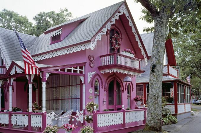 Pink-lila Carpenter Gothic Cottage, steile Giebel, weiße Lebkuchenverzierung, verziert