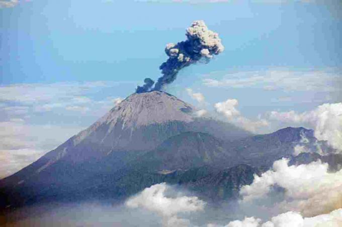 Der Vulkan Semeru in Indonesien ist ein aktiver Stratovulkan.