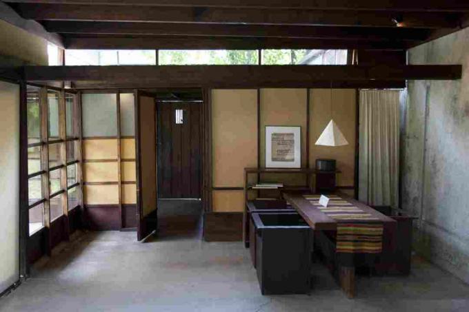 Wand aus Fenstern und Obergaden erhellen den Innenraum im Schindler House von 1922 in Los Angeles, Kalifornien