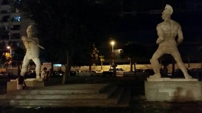 Statuen zweier Gladiatoren auf einem öffentlichen Platz.