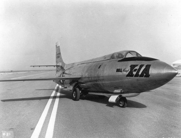 Bell X-1A parkte auf einer Landebahn.