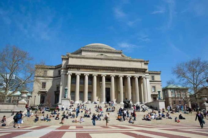 Studenten vor der Bibliothek der Columbia University, Manhattan, New York, USA