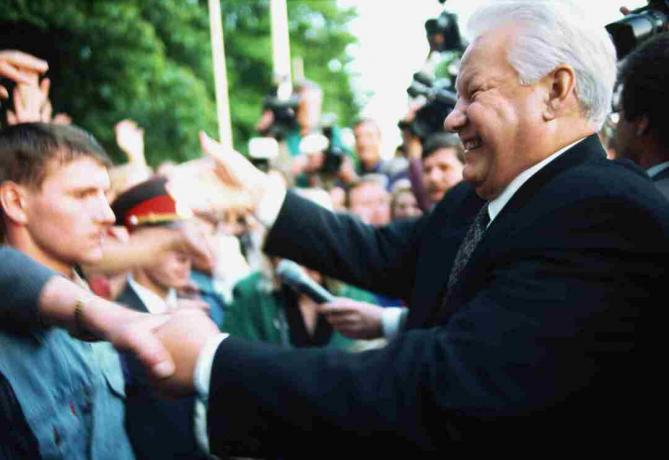 Jelzin grüßt seine Unterstützer