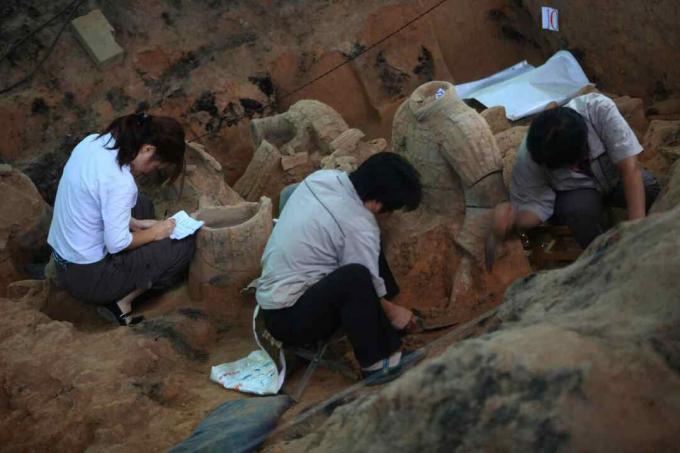 Archäologen arbeiten an der Ausgrabungsstätte der Grube Nr. 1 des Qin Shihuang Terrakotta-Krieger- und Pferdemuseums im Bezirk Lintong in Xian, Provinz Shaanxi, China. (August 2009)