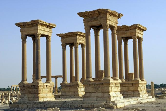 Das wiederaufgebaute Tetrapylon auf dem Cardo Maximus, Palmyra, Syrien